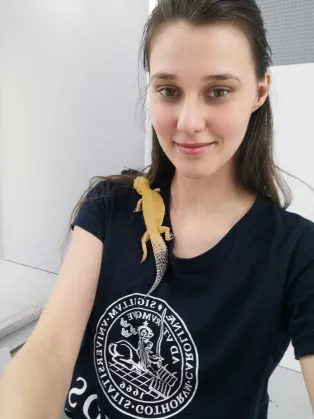 A picture of student Lona Lalić, together with a gecko.